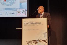 Le Dr Yves Jacob à la tribune du Palais des Congrès à Paris